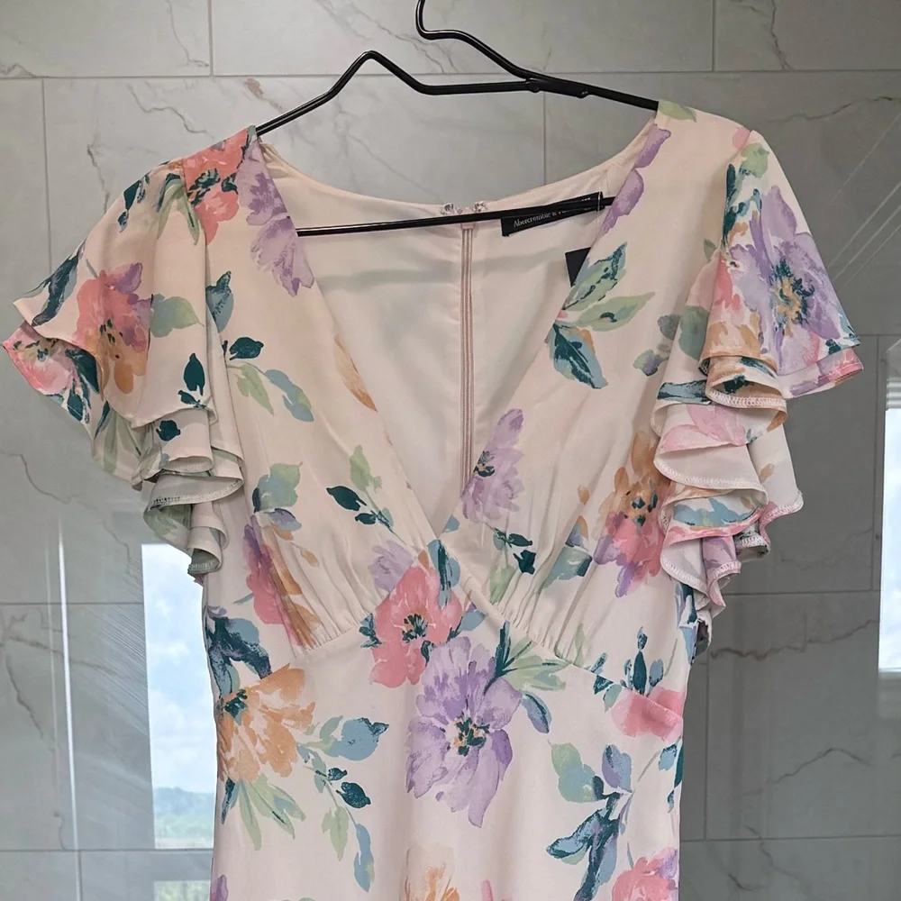 Abercrombie & Fitch Cream Floral V-Neck Maxi Dress. Size Medium Tall - NWT